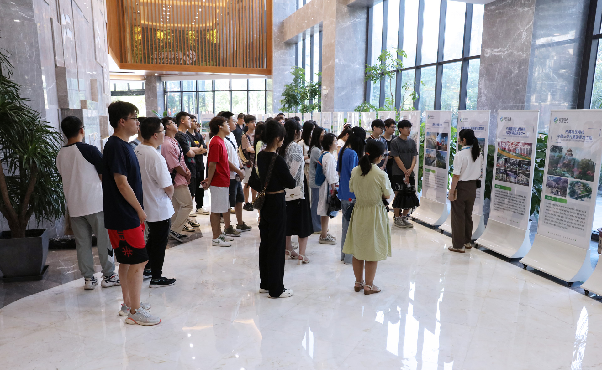 校企合作 | 东莞理工学院师生走进1277星际电子游戏股份参观交流